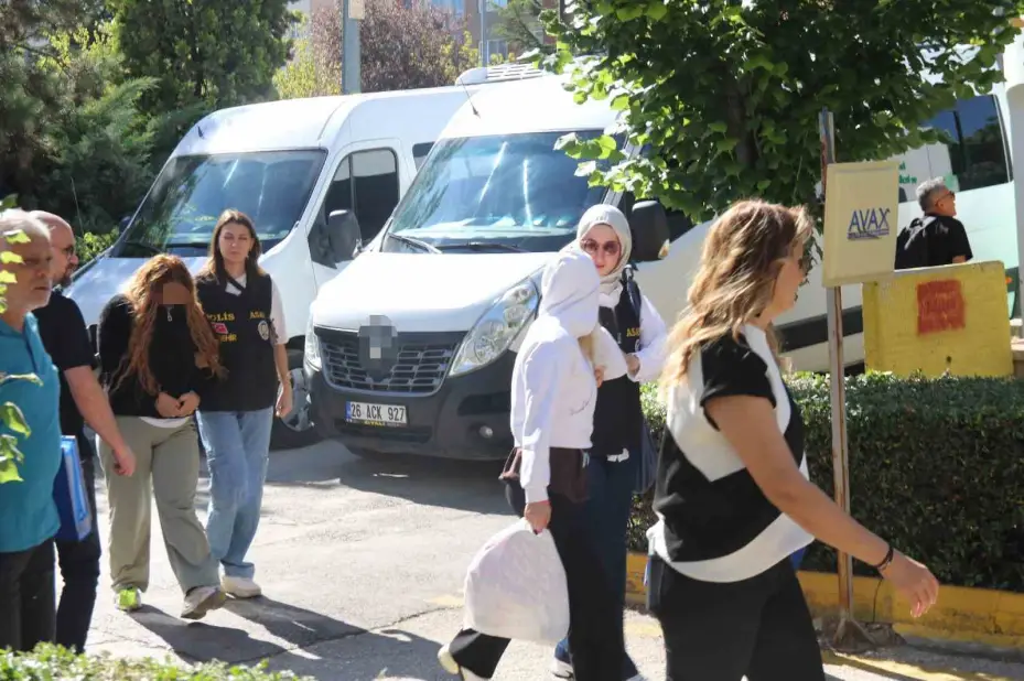 Eskişehir’de aylarca süren takibin ardından düzenlenen fuhuş operasyonunda 19 şüpheli yakalandı