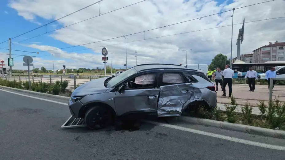 Tır halk otobüsüne ve otomobile çarptı: 8 yaralı
