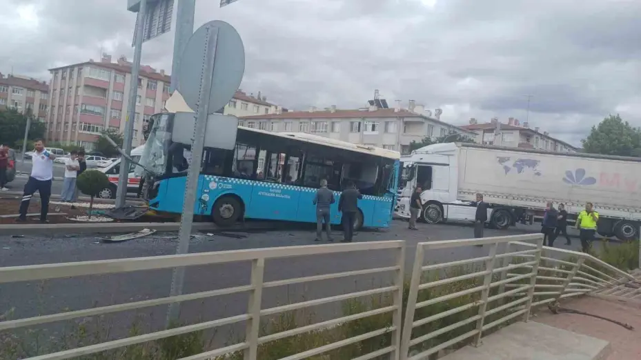 Tır halk otobüsüne ve otomobile çarptı: 8 yaralı