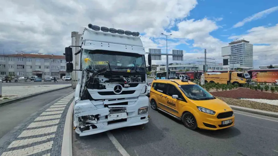 Tır halk otobüsüne ve otomobile çarptı: 8 yaralı