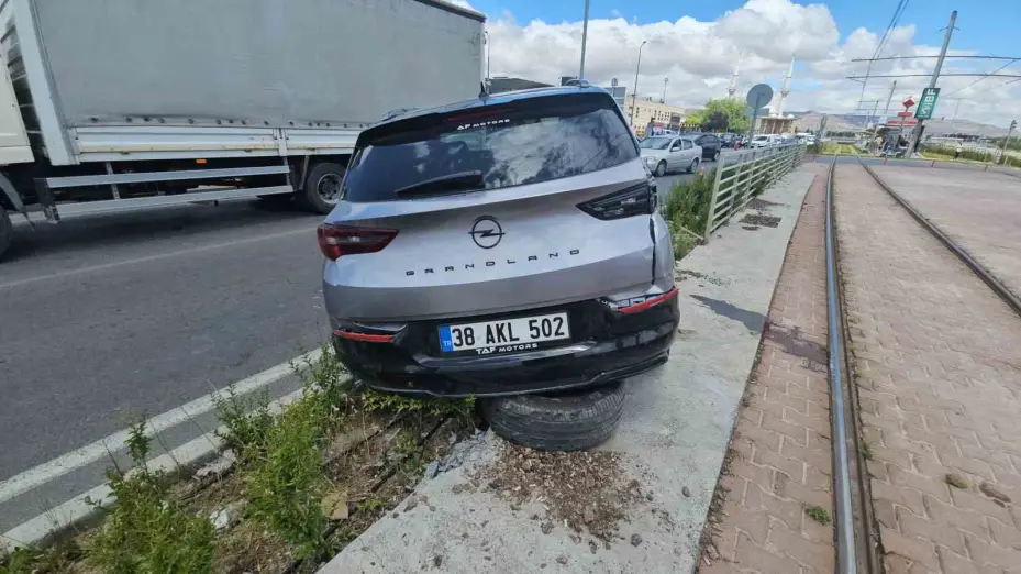 Tır halk otobüsüne ve otomobile çarptı: 8 yaralı