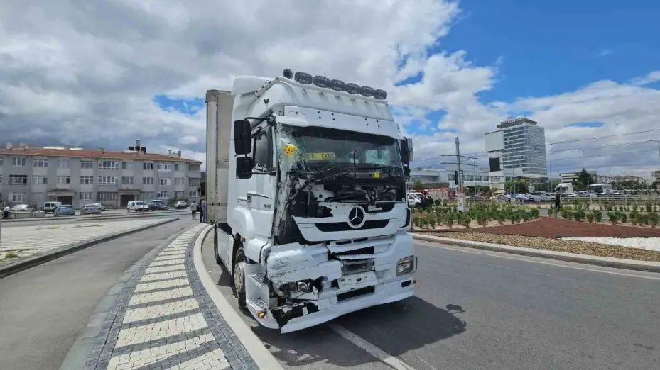 Tır halk otobüsüne ve otomobile çarptı: 8 yaralı
