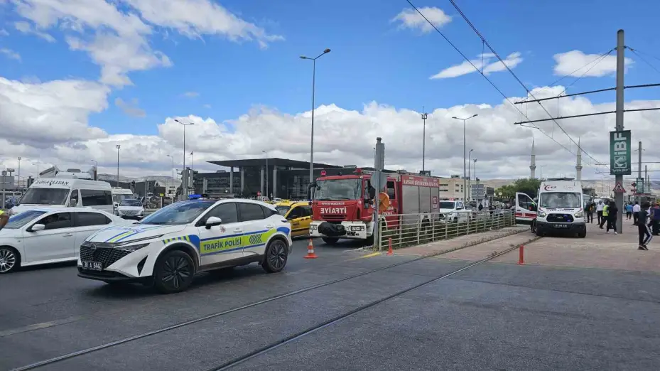 Tır halk otobüsüne ve otomobile çarptı: 8 yaralı