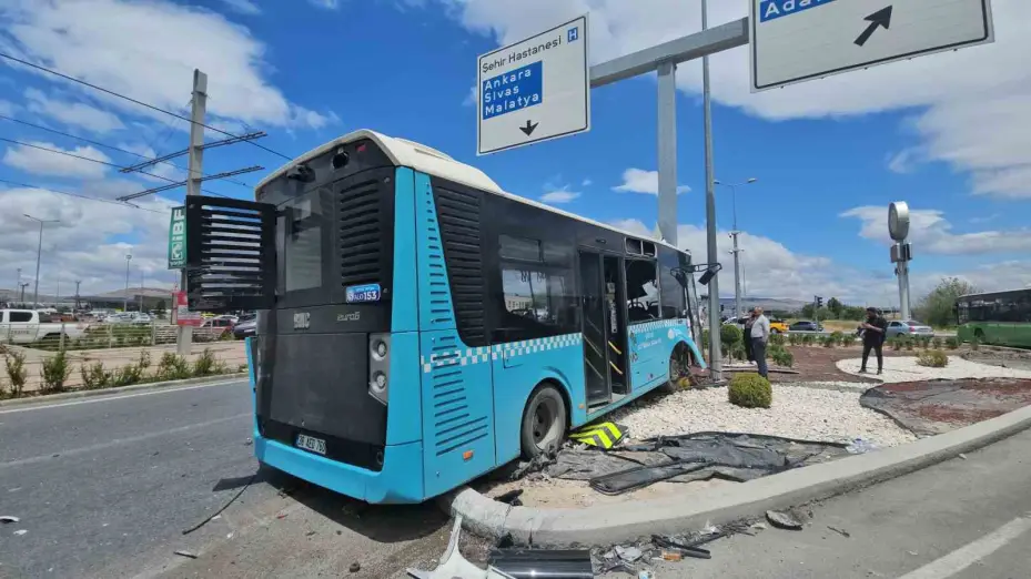 Tır halk otobüsüne ve otomobile çarptı: 8 yaralı