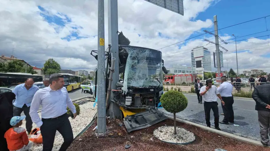 Tır halk otobüsüne ve otomobile çarptı: 8 yaralı
