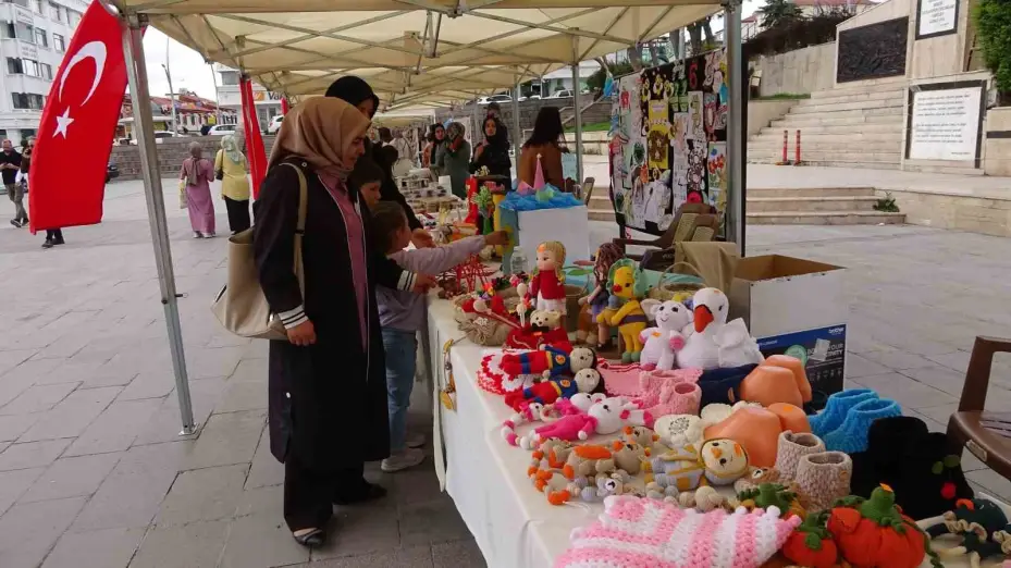 Aile Destek Merkezleri’nde üreten anneler ve çocuklarının ürünleri vatandaşların beğenisine sunuldu