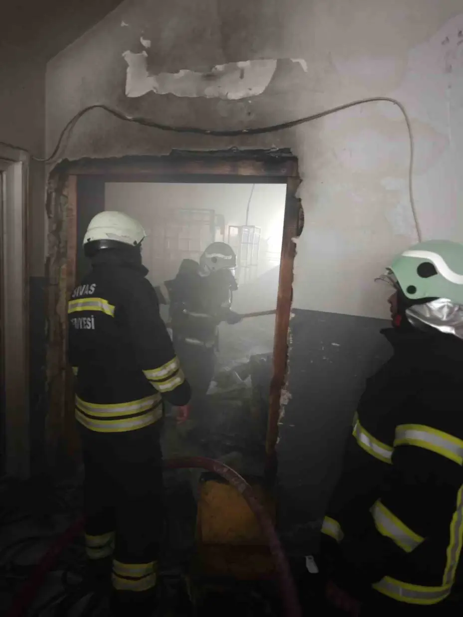 Keresteciler Sitesi’ndeki yangında itfaiye ekiplerinin zamanla yarışı kameralara yansıdı