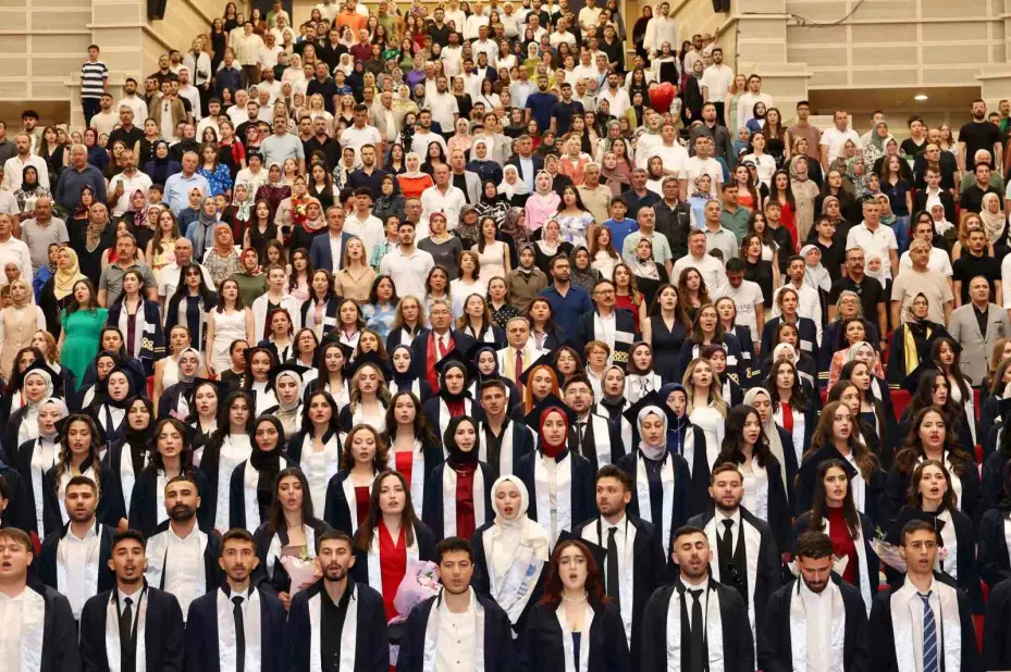 ERÜ Sağlık Bilimleri Fakültesi’nden 295 öğrenci mezun oldu