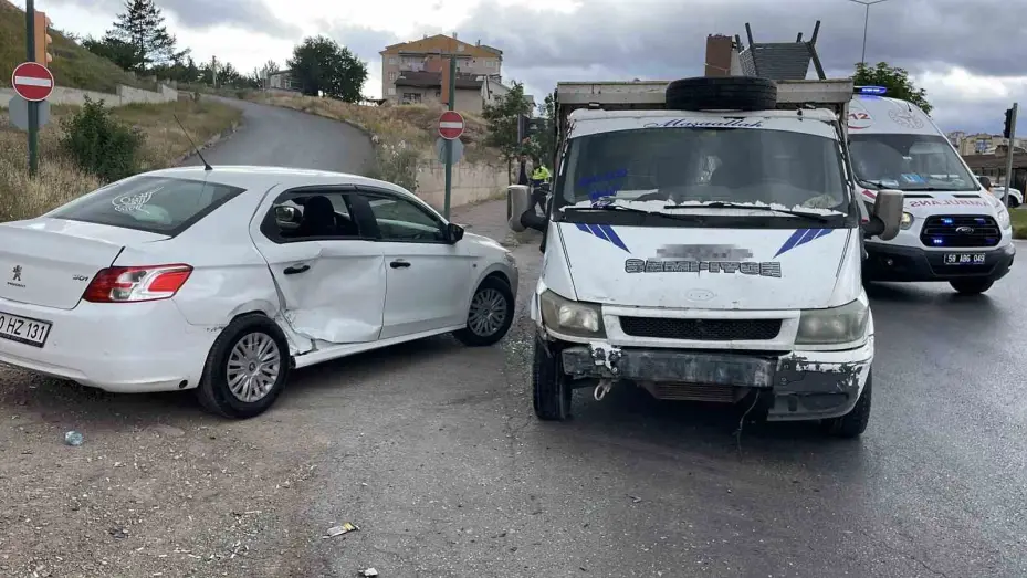 Otomobil ve kamyonet çarpıştı, 3 yaralı