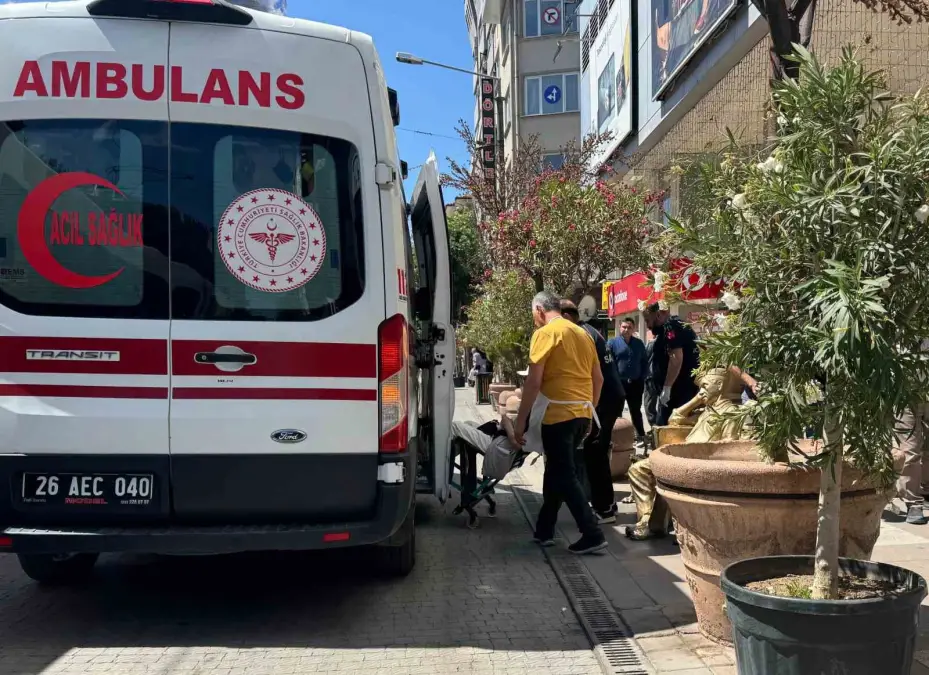 Bir anda yere yığılan vatandaş hastaneye kaldırıldı