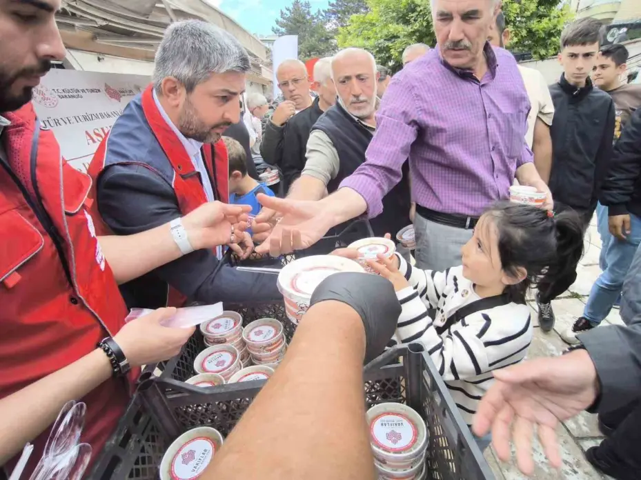 Sivas’ta cuma namazı çıkışı aşure ikramı