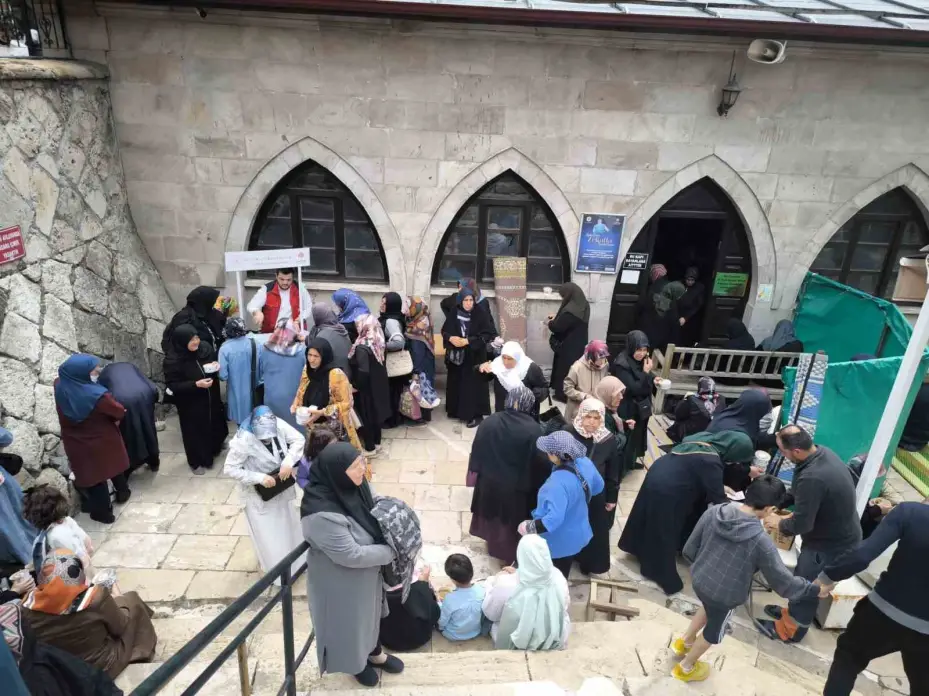 Sivas’ta cuma namazı çıkışı aşure ikramı