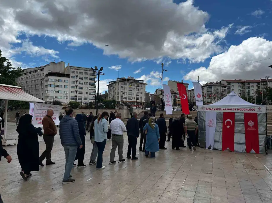 Sivas’ta cuma namazı çıkışı aşure ikramı