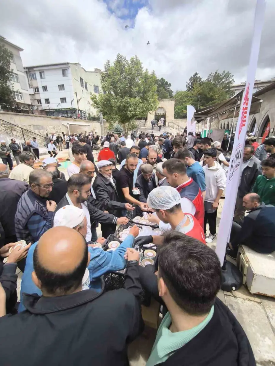 Sivas’ta cuma namazı çıkışı aşure ikramı
