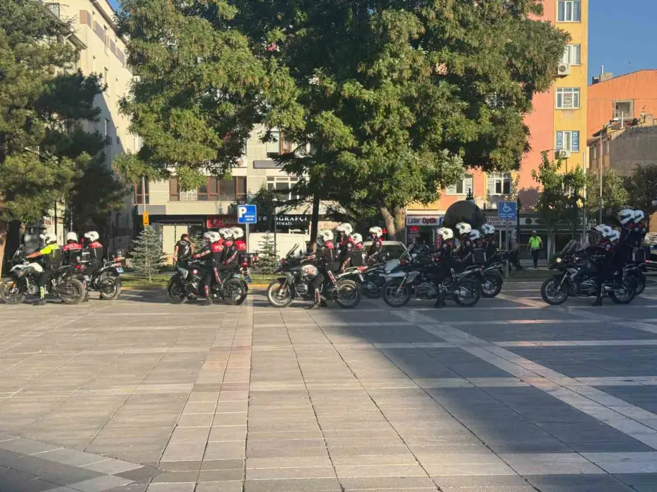 Motosiklet sürücüleri kuralları ve yöntemleri uzmanından dinledi