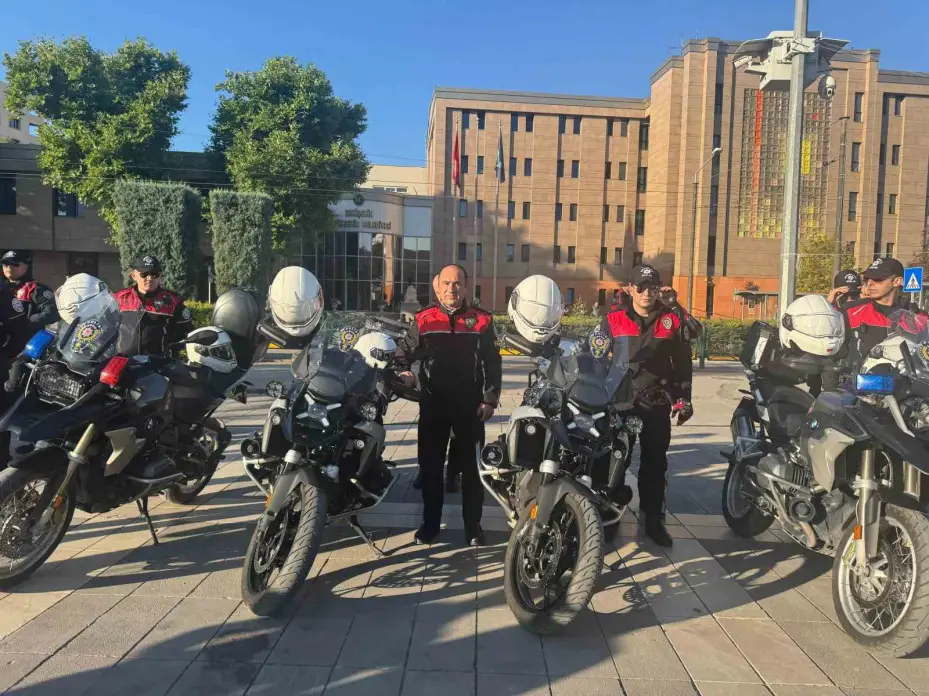 Motosiklet sürücüleri kuralları ve yöntemleri uzmanından dinledi