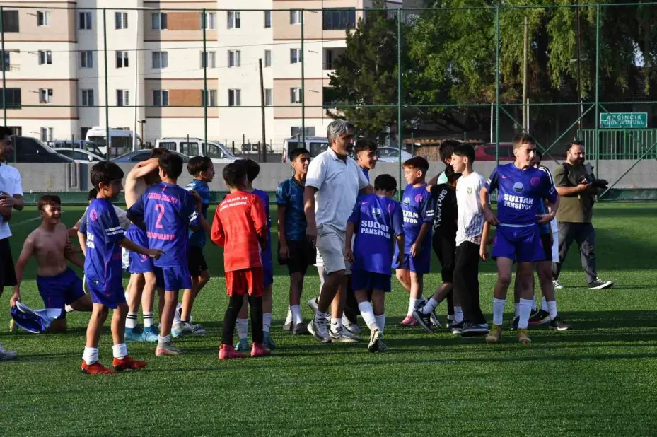 Zeki Akparlar FK, U12 Liginde de şampiyon oldu