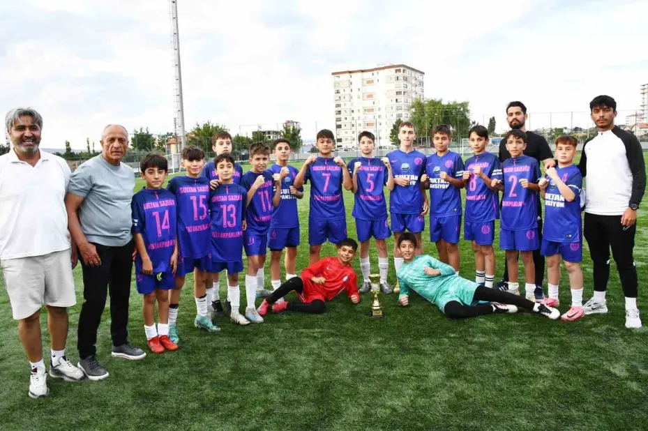 Zeki Akparlar FK, U12 Liginde de şampiyon oldu