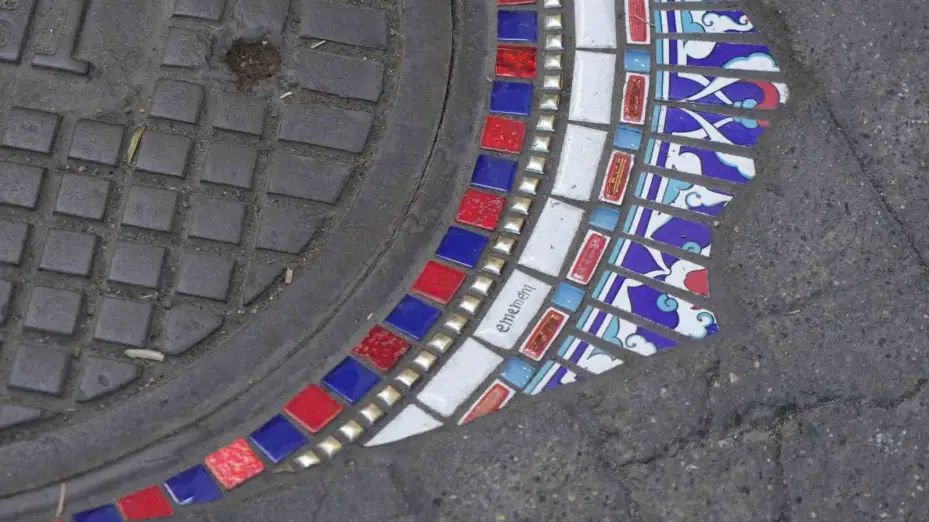 Başkent sokaklarındaki çatlaklar mozaikle renklendirildi