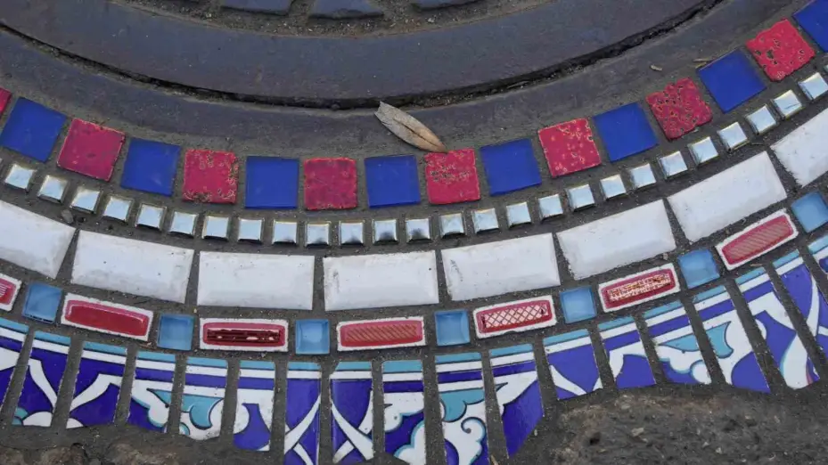 Başkent sokaklarındaki çatlaklar mozaikle renklendirildi