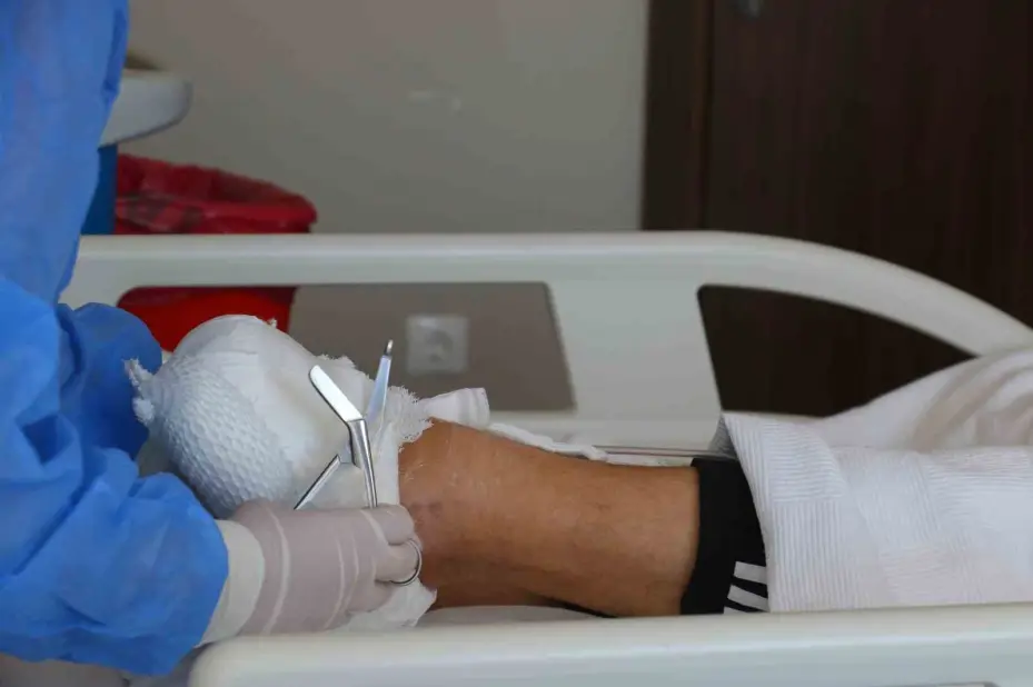 Yara tedavisiyle ayağının kesilmesinden kurtuldu