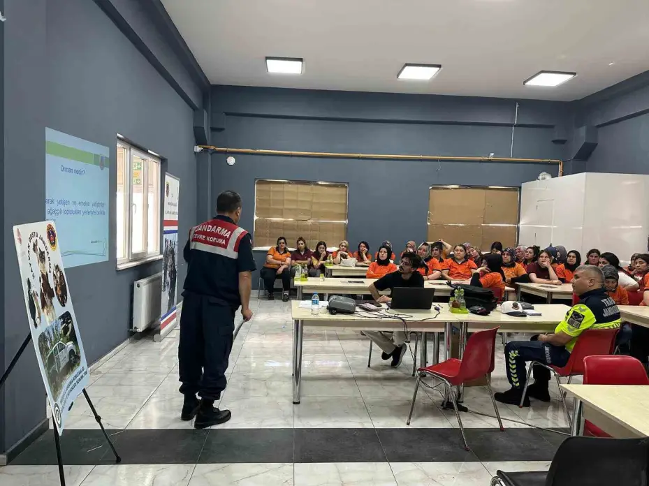 Sanayi işletmesi çalışanları jandarma ekiplerince bilgilendirildi