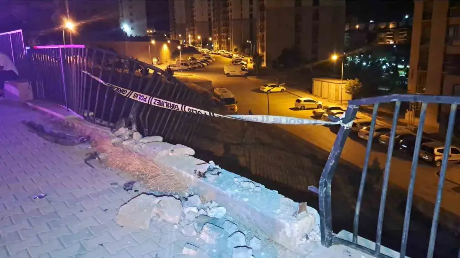 Karaman’da kontrolden çıkan otomobil demir bariyere çarparak asılı kaldı