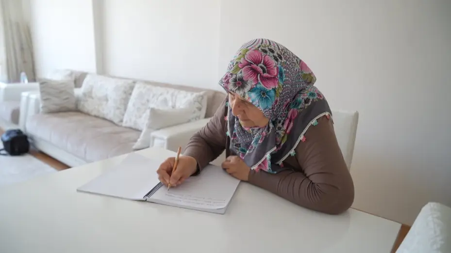 64 yaşında azmiyle okuma yazma öğrendi: "Okumak Özgürlüktür"