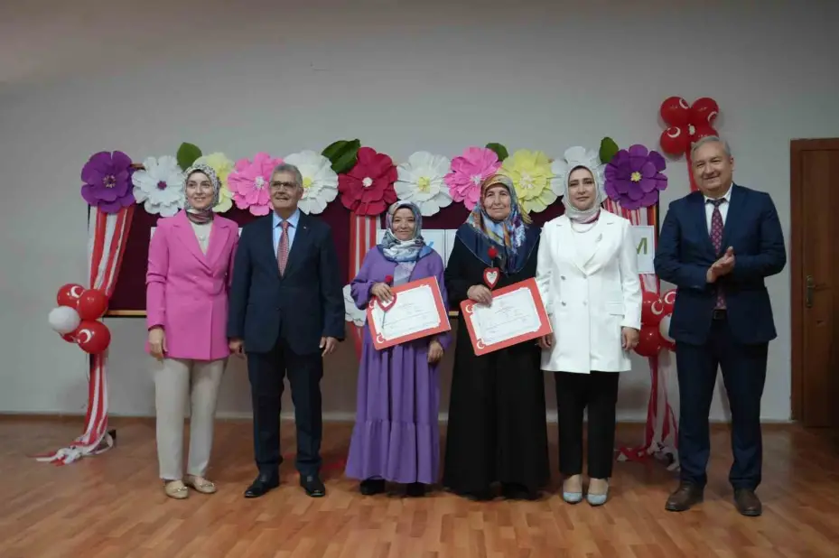 64 yaşında azmiyle okuma yazma öğrendi: "Okumak Özgürlüktür"