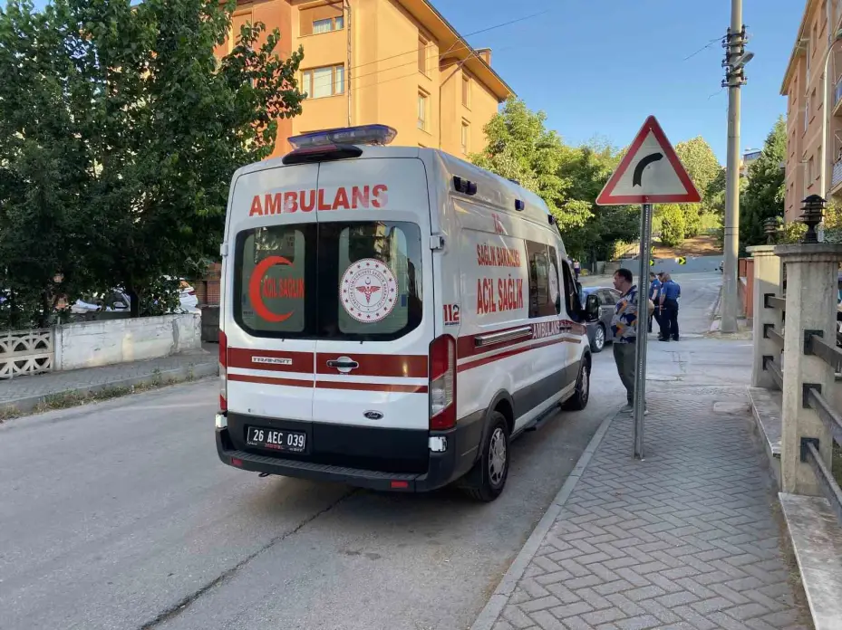 İki otomobil sokak kesişiminde çarpıştı: 1 yaralı