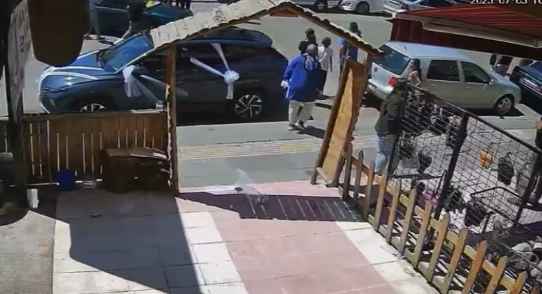 Karşı yola geçmeye çalışan anne ile çocuğa otomobil çarptı