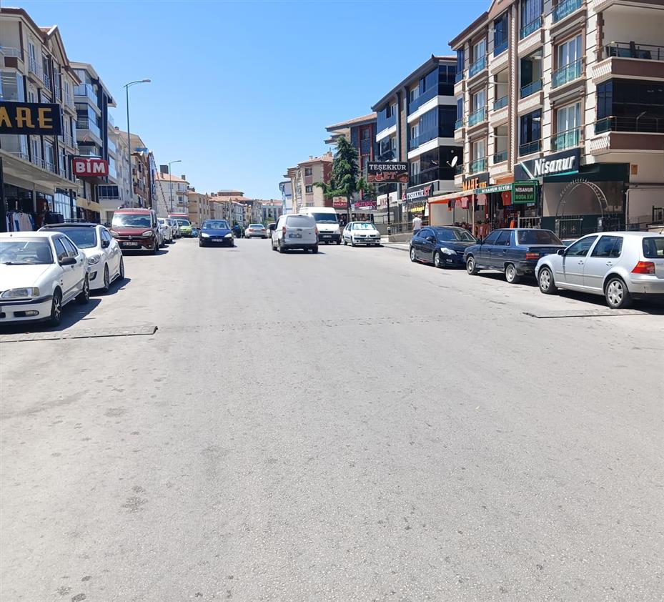 Karşı yola geçmeye çalışan anne ile çocuğa otomobil çarptı