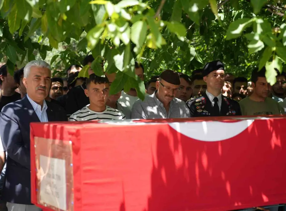 Yürek yakan veda: Oğlunun tabutunu omuzladı
