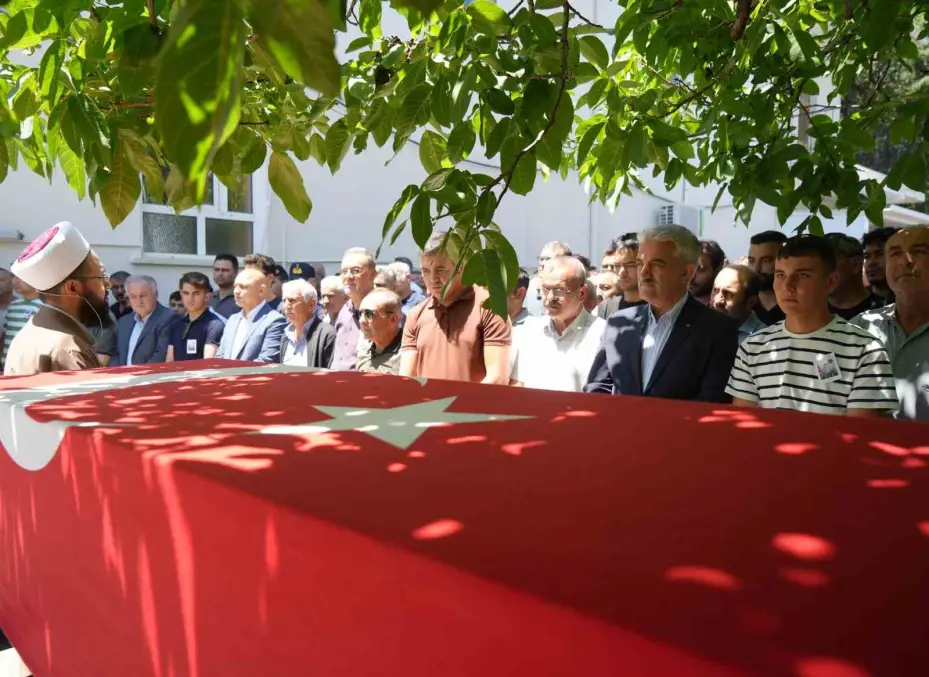 Yürek yakan veda: Oğlunun tabutunu omuzladı