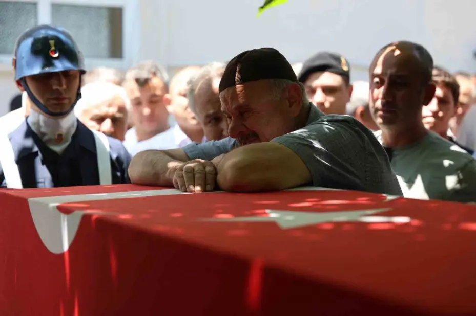 Yürek yakan veda: Oğlunun tabutunu omuzladı