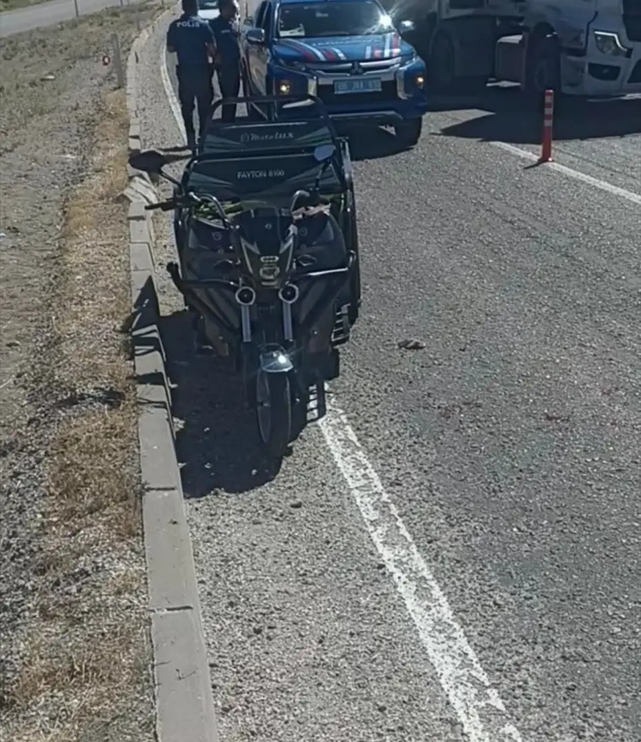 Ankara’da tırın sıkıştırdığı 3 tekerli motosiklet devrildi: 3 yaralı