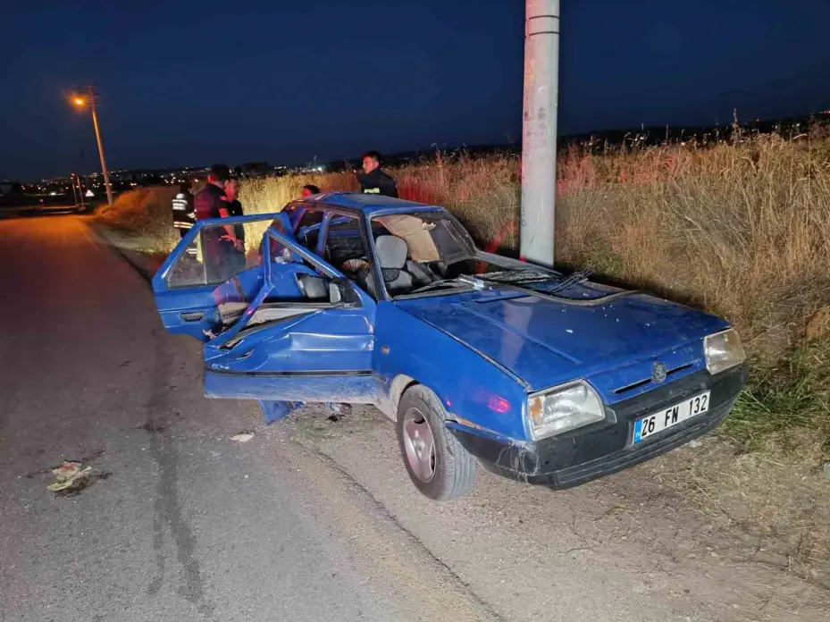 Otomobil aydınlatma direğine çarpıp takla attı: 4 yaralı