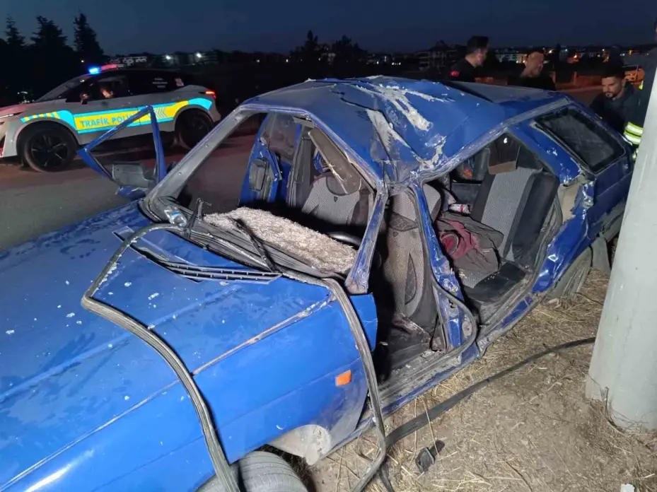 Otomobil aydınlatma direğine çarpıp takla attı: 4 yaralı