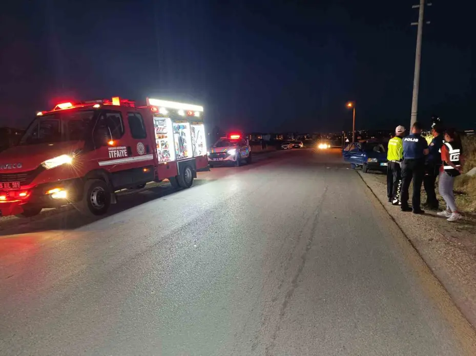 Otomobil aydınlatma direğine çarpıp takla attı: 4 yaralı
