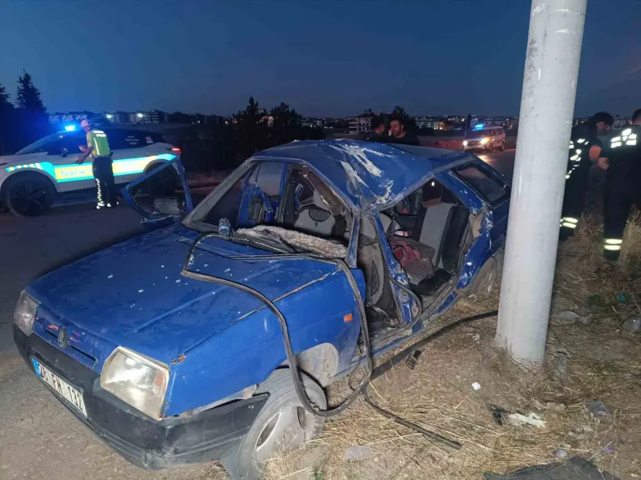 Otomobil aydınlatma direğine çarpıp takla attı: 4 yaralı