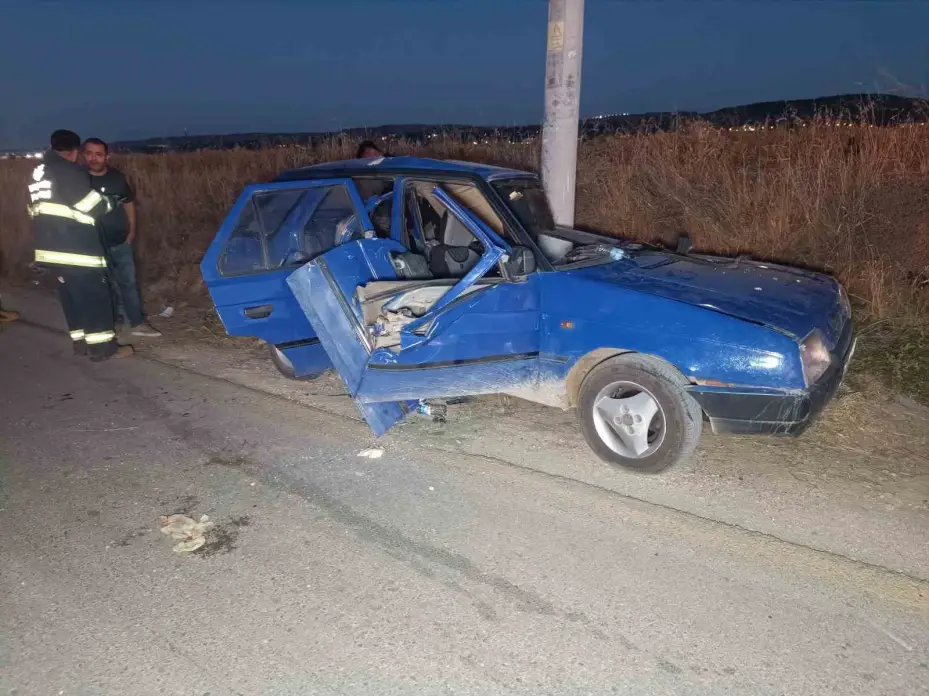 Otomobil aydınlatma direğine çarpıp takla attı: 4 yaralı
