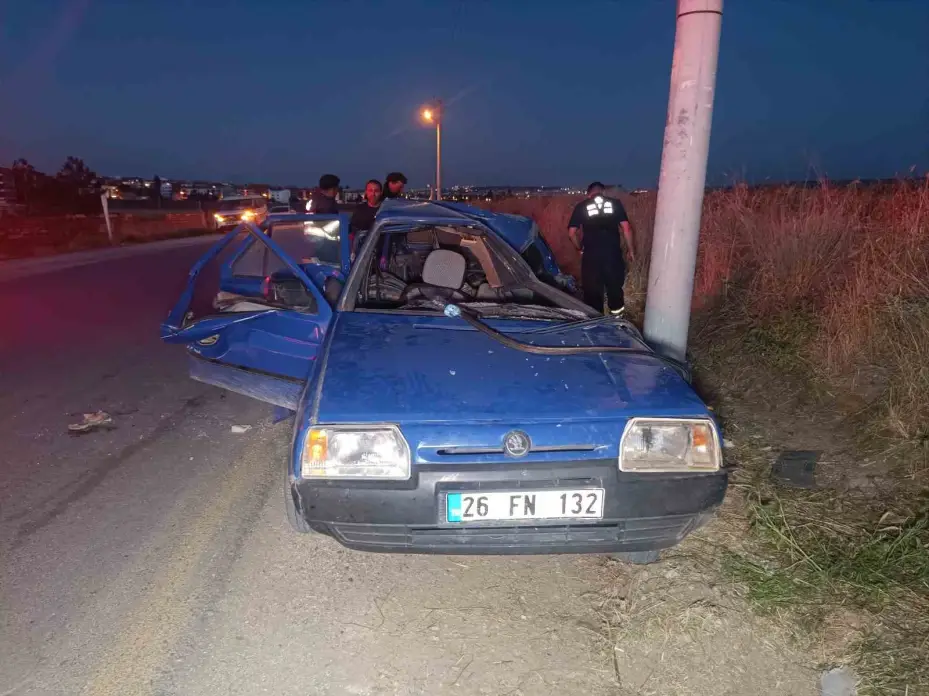 Otomobil aydınlatma direğine çarpıp takla attı: 4 yaralı