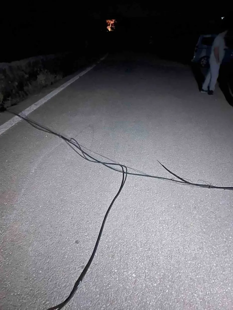 Ankara’da tır elektrik tellerine takıldı, trafo patladı