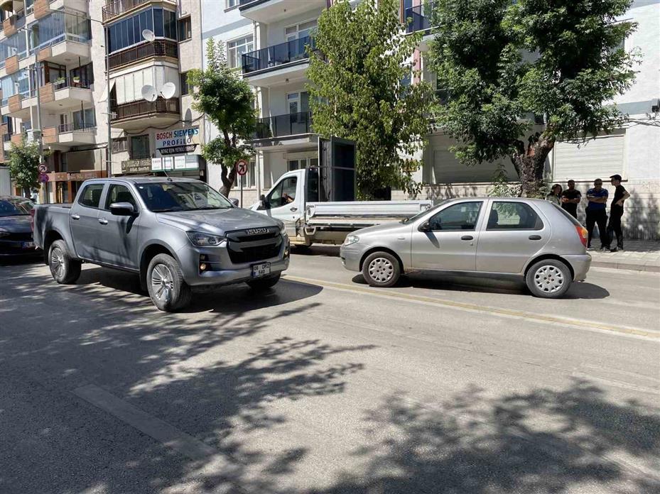 Otomobil ile motosikletli kurye çarpıştı: 1 yaralı