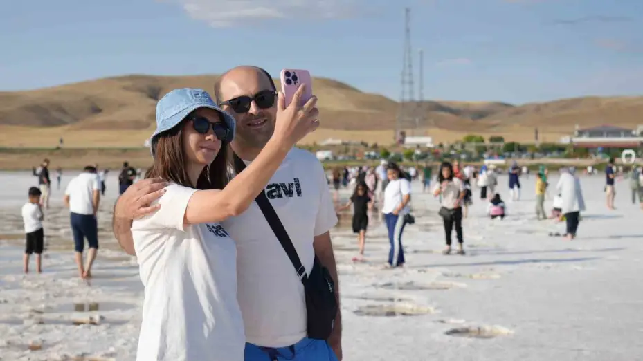 Tuz Gölü ziyaretçilerin akınına uğruyor