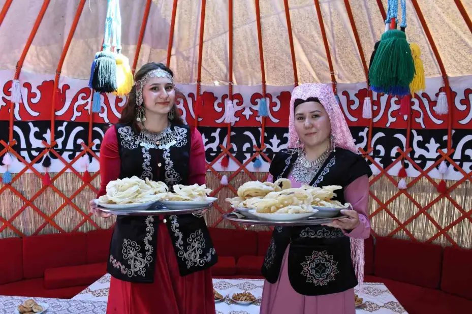 Kırgız Türkleri binlerce yıllık tarihe sahip Boz Üylerde kültürlerini tanıtıyorlar