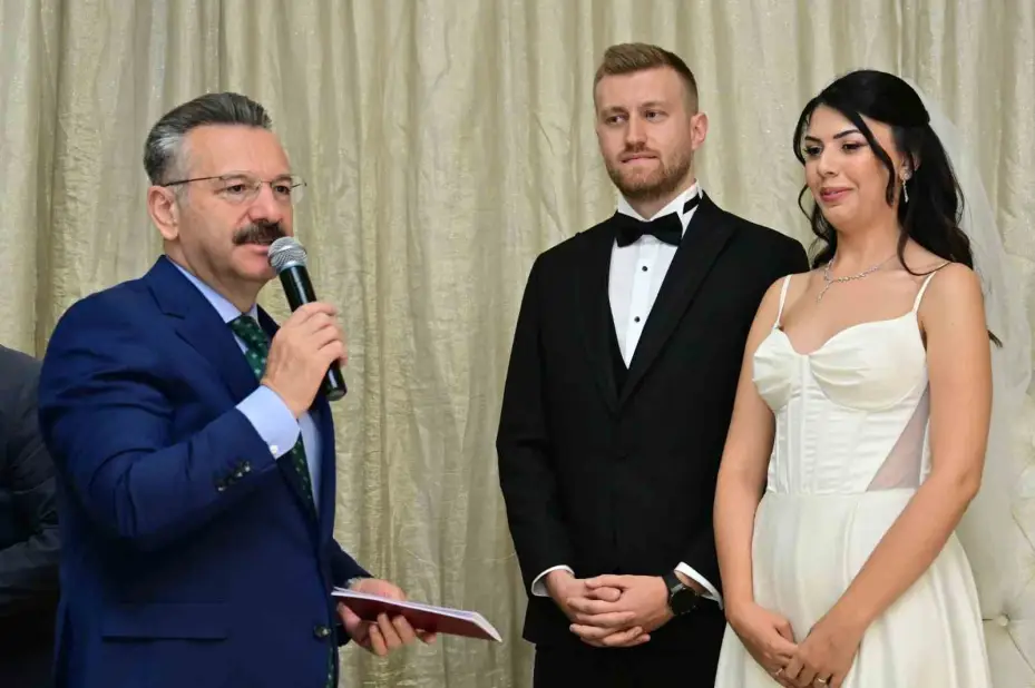 Vali Aksoy, polis memurunun kızının nikah şahidi oldu