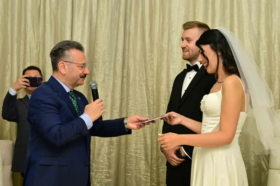 Vali Aksoy, polis memurunun kızının nikah şahidi oldu