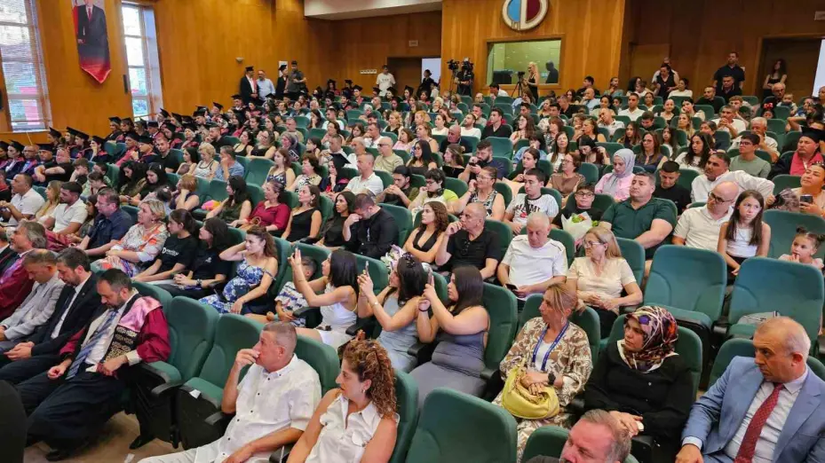 Lefkoşa’da Anadolu Üniversitesi’nin mezuniyet töreni düzenlendi