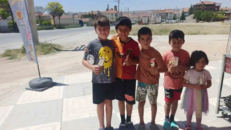 Çevre için ter döken çocuklara esnaftan dondurmalı teşekkür